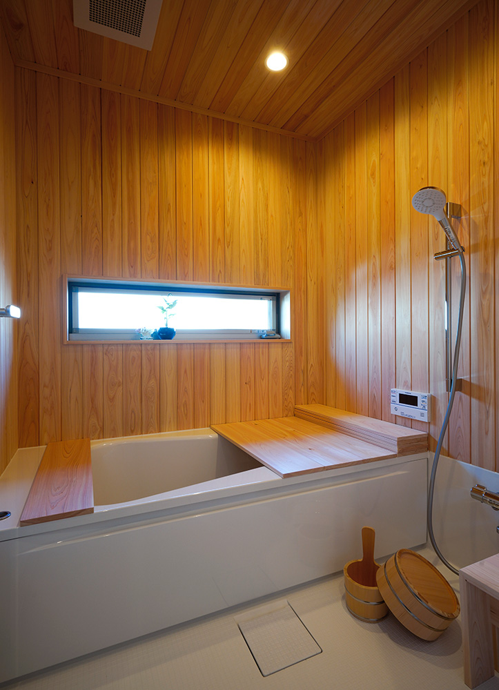 アトリエ景･古江 桧張りの浴室